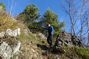 25 Bel sentiero in decisa salita tra pini mughi